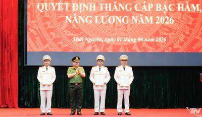 1.107 cán bộ, chiến sĩ được thăng cấp bậc hàm, nâng lương
