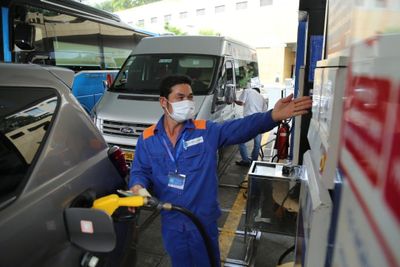 Xăng E10 vào cuộc, xe cũ có cần 'súc bình' trước?