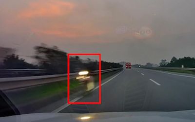 Thót tim cảnh xe máy lao ngược chiều trên cao tốc Nội Bài - Lào Cai