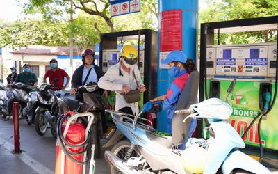 Khách mua xăng E10 vừa dùng vừa nghe ngóng
