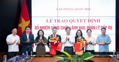 Tổng Thư ký Quốc hội, Chủ nhiệm Văn phòng Quốc hội Lê Quang Mạnh trao quyết định bổ nhiệm lãnh đạo cấp vụ