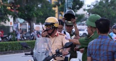 Hình ảnh đẹp về người chiến sĩ Công an nơi cổng trường thi