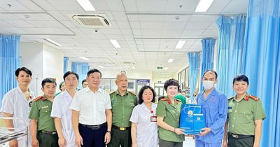 Công đoàn Công an nhân dân thăm hỏi, chia sẻ khó khăn với người lao động bị bệnh hiểm nghèo