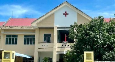 Bị điện giật tử vong khi leo lên mái nhà hái xoài