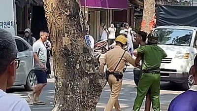 Công an Hà Nội khống chế đối tượng đập phá ô tô của người đi đường