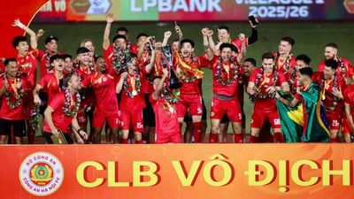 CAHN nâng cúp trong ngày cân bằng lịch sử V-League