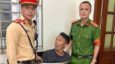 Khống chế người đàn ông đập phá ô tô giữa phố