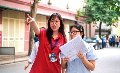 Áp lực thi vào lớp 10: Trường chuyên đang gánh nhu cầu của giáo dục đại trà?