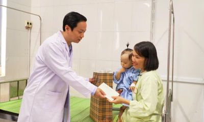 Chủ tịch UBND tỉnh Lê Hải Hòa thăm, tặng quà bệnh nhi nhân ngày Quốc tế Thiếu nhi 1/6