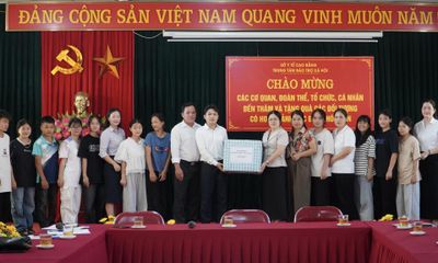 Khối thi đua các doanh nghiệp Trung ương tặng quà Tết thiếu nhi 1/6 tại Trung tâm Bảo trợ xã hội tỉnh