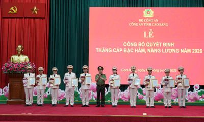 Công an tỉnh công bố quyết định thăng cấp bậc hàm, nâng lương cho 671 cán bộ, chiến sĩ
