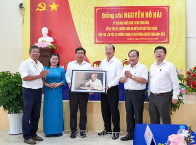 Bí thư Tỉnh ủy Nguyễn Hồ Hải làm việc với hai trường THPT trọng điểm