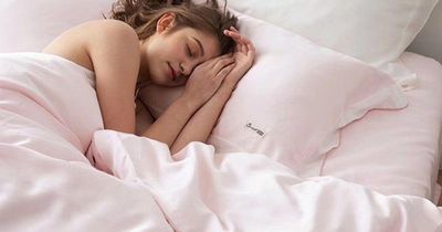 Bác sĩ cảnh báo: Chiếc vỏ gối lâu ngày không giặt có thể là nguyên nhân khiến da nổi mụn liên tục