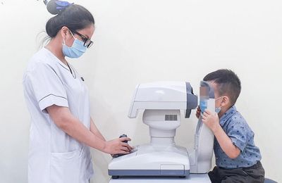 Bé trai 3 tuổi cận gần 14 độ, bác sĩ phát hiện nguyên nhân bất thường