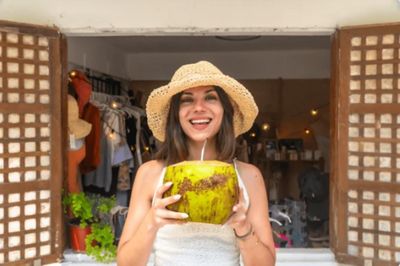 Nắng nóng đỉnh điểm, có nên uống nước dừa thay nước lọc?