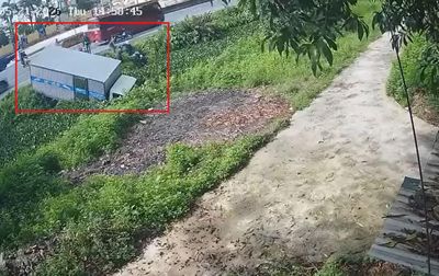 Khoảnh khắc ô tô tải quay đầu 'thần tốc', húc văng xe máy xuống mương