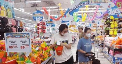 Quà tặng bình dân hút khách dịp 1-6