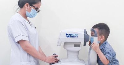 Bé trai 3 tuổi cận 14 độ: Bác sĩ phát hiện nguyên nhân bất thường ở mắt