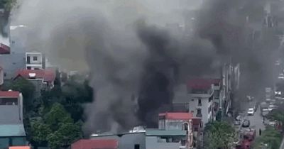 Hà Nội: Cháy lớn kèm khói đen bao trùm cửa hàng xe máy ở Hoài Đức