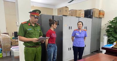 Bắt tạm giam người phụ nữ điều hành cơ sở sản xuất băng vệ sinh, bỉm giả