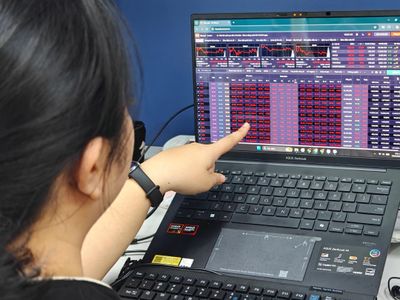 Cổ phiếu 'trụ' bị bán tháo, VN-Index chịu sức ép