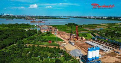 Cầu Ngọc Hồi vượt sông Hồng tăng tốc, nhiều trụ cầu đã thành hình