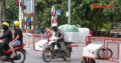 Hà Nội: Liều mình băng qua đường ray khi đèn đỏ, nhiều người bị cảnh sát giao thông xử lý