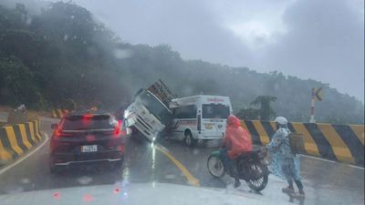 Va chạm giữa xe tải và xe khách trên Quốc lộ 28B, tài xế bị thương