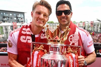 'Tiệc' đồng hồ của dàn sao Arsenal ngày rước cúp Premier League