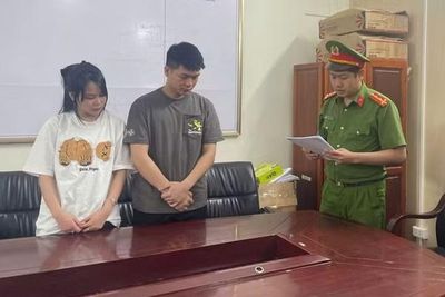 Khởi tố đôi nam nữ kinh doanh 4.800 bộ quần áo giả các thương hiệu nổi tiếng