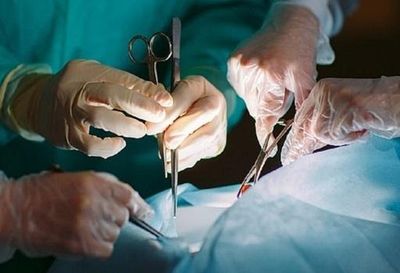 Bác sĩ đưa quả thận dập nát ra ngoài rồi ghép lại, cứu nam bệnh nhân 31 tuổi