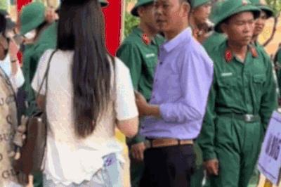 Chiến sĩ đang cau có bỗng giật nảy mình, cười tươi khi thấy bạn gái