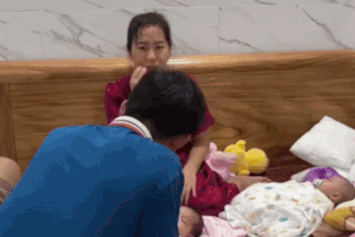 Bố mẹ chồng 'chóng mặt' vì 4 nàng dâu liên tiếp sinh con
