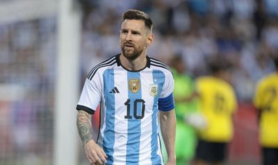 Nhà vô địch World Cup bị bão lớn tấn công