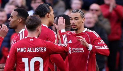 Liverpool dậy sóng với 9 thương vụ