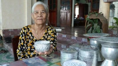 Giữ lửa nghề chạm bạc ở làng Chăm