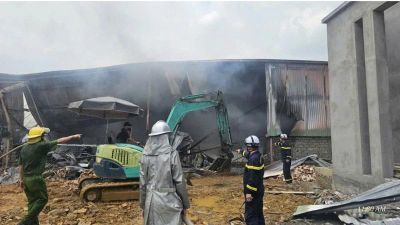 Hà Nội: Kịp thời dập tắt đám cháy ở xưởng gỗ có diện tích lớn