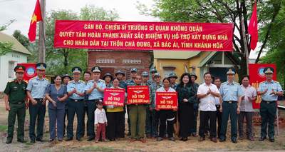 Quân chủng Phòng không - Không quân tặng quà các gia đình chính sách
