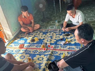 Khởi tố nhóm 'bác thằng bần'