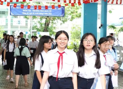 Đề Toán dễ thở, thí sinh phấn khởi hoàn thành kỳ thi tuyển sinh lớp 10