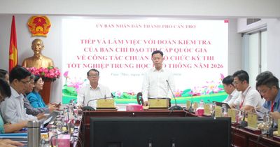 Thứ trưởng Lê Quân kiểm tra công tác chuẩn bị thi tốt nghiệp THPT tại Cần Thơ