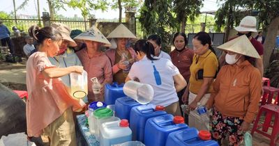 Mang rác... đi chợ mua hàng ở Hội An
