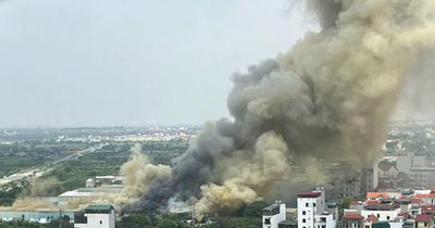 Khói đen cuồn cuộn bốc lên từ kho xưởng ở Hà Nội