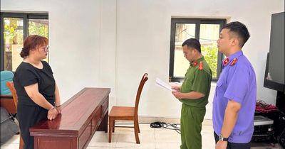 Khởi tố người phụ nữ uống rượu, cầm dao chém người trong quán trà sữa