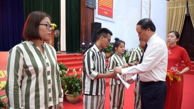 Phó Chánh án Lê Tiến trao quyết định đặc xá