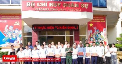 Bàn giao 11 thuyền viên gặp nạn tại vùng biển Bạch Long Vĩ về gia đình