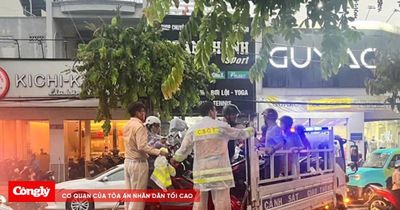 CSGT dùng xe đặc chủng chở người dân qua 'rốn ngập'