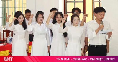 Ngôi trường nổi tiếng ở Đức Thọ có thêm 37 học sinh ưu tú đứng vào hàng ngũ của Đảng