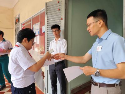 Thời tiết mát mẻ, thí sinh TP Hồ Chí Minh vui vẻ bước vào môn Toán