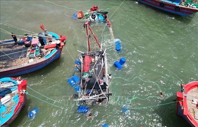 Sóng lớn làm chìm tàu cá công suất lớn của ngư dân Nghệ An